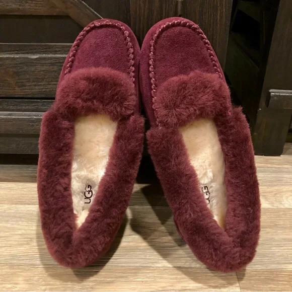 🆕 UGG Dakota Spill Seam Slippers NWOT - Picture 1 of 8